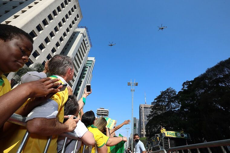 Multidão em ato patriota